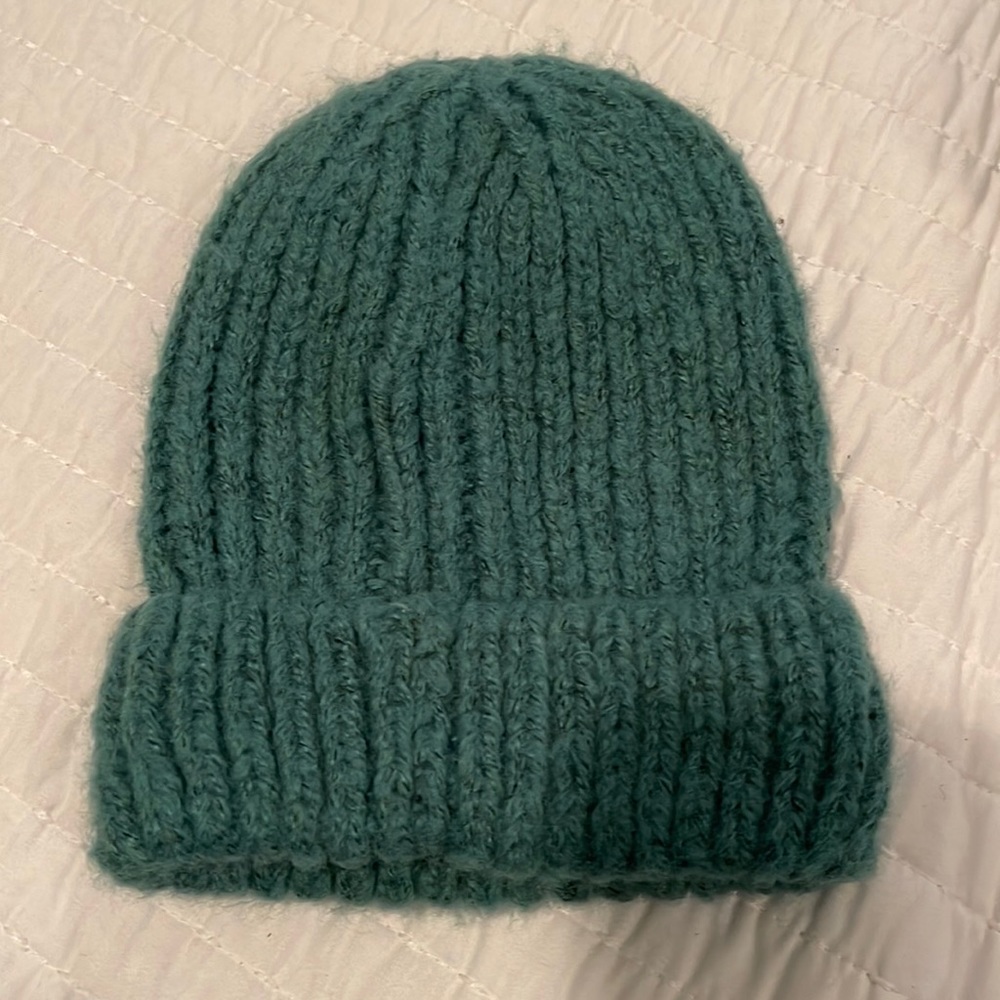 TEAL BEANIE, SUPER COZY, NEVER WORN